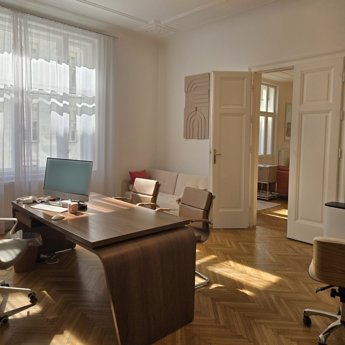 Behandlungszimmer mit Blick durch die Flügeltür